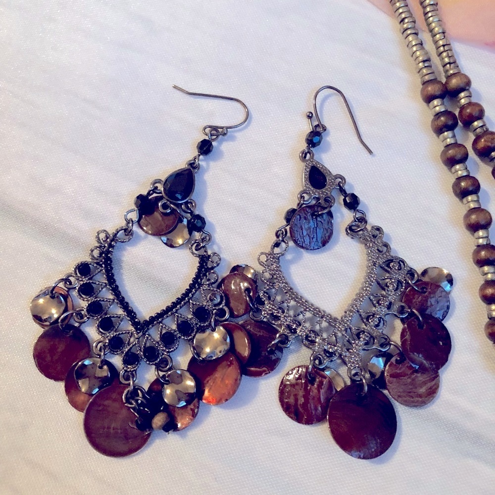 Jewelry Bundle - 4 pairs of earrings & 2 necklaces - Picture 2 of 5